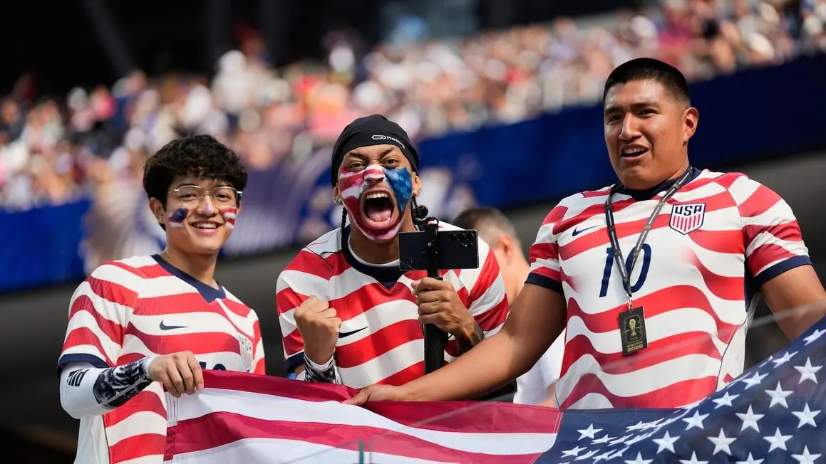 Người hâm mộ Hoa Kỳ cổ vũ cuồng nhiệt cho đội nhà tại World Cup
