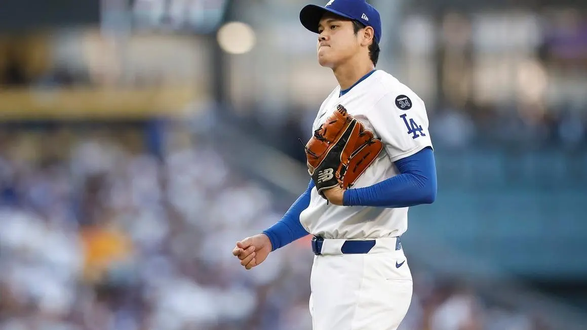 Shohei Ohtani của Dodgers tạm dừng ném bóng vì đau đầu gối trái