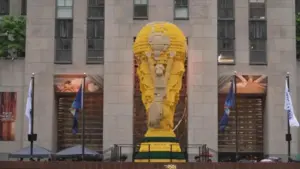 LEGO Trình Làng Bản Sao Cúp Thế Giới Khổng Lồ Tại New York