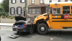 Tai nạn xe buýt trường học làm 6 người bị thương tại Delaware