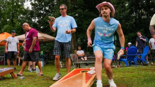 Gia đình ở Pennsylvania gây quỹ chống ung thư vú bằng giải đấu Cornhole hàng năm