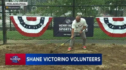 Cựu VĐV Shane Victorino cùng tình nguyện viên tân trang Câu lạc bộ Thiếu niên Boys & Girls tại Nicetown, Philadelphia