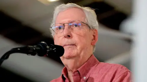 Thượng nghị sĩ Mitch McConnell: Cú ngã dẫn đến nhập viện, chấm dứt nhiều tuần im lặng về sức khỏe
