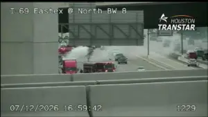 Xe tải đâm xe, gây cháy trên Xa lộ Liên tiểu bang 69 tại Vành đai 8, đóng làn xe hướng Nam ở Houston