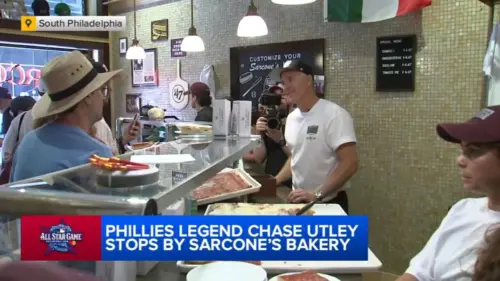 Cựu sao Phillies Chase Utley giúp phát bánh tại tiệm bánh ở Nam Philadelphia