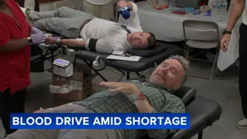 Diễn viên Bryan Cranston khuyến khích phóng viên Action News hiến máu tại sự kiện ở Philadelphia
