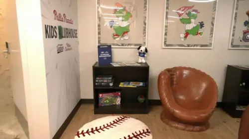 MLB và Quỹ Từ thiện Phillies tân trang ‘Independence Floor’ cho cựu chiến binh ở Old City