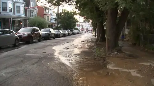 Vỡ đường ống nước ở khu vực Manayunk, Philadelphia