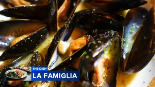 Món nghêu nấu rượu trắng 5 phút từ nhà hàng La Famiglia ở Philadelphia