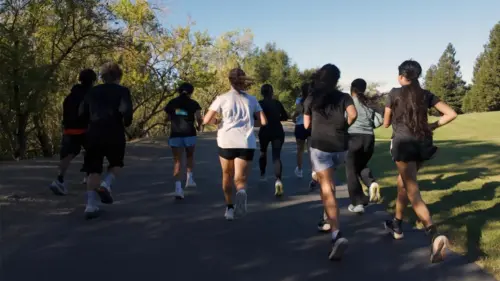 Huấn luyện viên trường San Jose lập chương trình giúp trẻ em nghèo chạy marathon