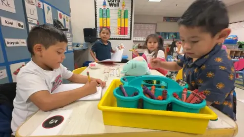 Tổng Giám Sát Trường Học ở Houston Nhấn Mạnh Tác Động Của Chương Trình Cung Cấp Đồ Dùng Học Tập Từ Houston Food Bank