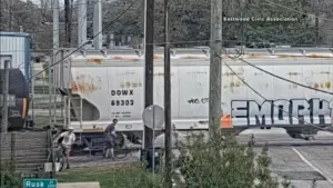 Người dân East Houston hy vọng video người leo qua tàu hỏa đang di chuyển chậm sẽ mang lại thay đổi