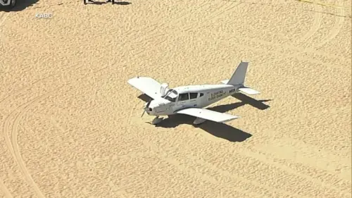 Phi công và cháu trai vị thành niên an toàn sau khi máy bay nhỏ hạ cánh khẩn cấp trên bãi cát ở Bờ biển Nam California