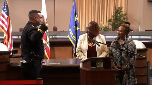 Thị trưởng Oakland Barbara Lee tuyên thệ, bổ nhiệm James Beere làm Chánh Sở Cảnh Sát mới