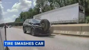 Video ghi lại cảnh lốp xe bay qua xa lộ I-76 rồi đâm vào xe SUV ở Philadelphia