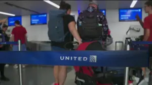 United Airlines Điều tra Nhân viên Đe dọa Gọi ICE với Hành khách tại Sân bay SFO