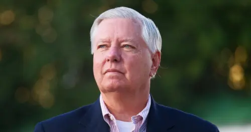 Tổng thống Donald Trump và đồng nghiệp vĩnh biệt Thượng nghị sĩ Lindsey Graham