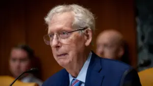 Thượng Nghị Sĩ Mitch McConnell Cho Biết Đã Bị Ngã, Bất Tỉnh Trong Tuyên Bố Đầu Tiên Kể Từ Khi Nhập Viện