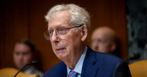 Thượng Nghị Sĩ Mitch McConnell Cho Biết Đã Bị Ngã, Bất Tỉnh Trong Tuyên Bố Đầu Tiên Kể Từ Khi Nhập Viện