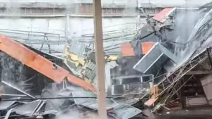 Mái nhà một tiệm tạp hóa sụp đổ trong mưa lớn ở New Jersey