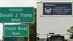 Sân bay Florida và Cầu Tennessee được đổi tên thành Donald Trump