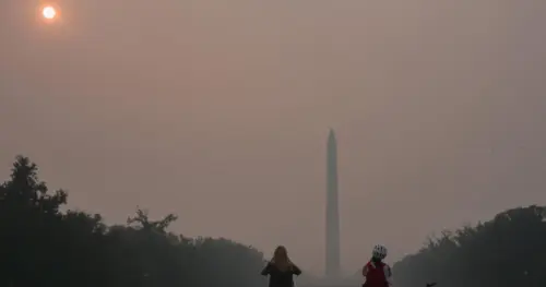 Tổng Thống Trump Phản Ứng Với Khói Từ Rừng Cháy Canada Và Đe Dọa Thuế Quan