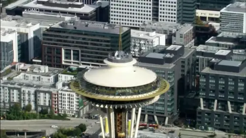Hai người đàn ông bị buộc tội xâm phạm khi trèo và nhảy khỏi Space Needle ở Seattle