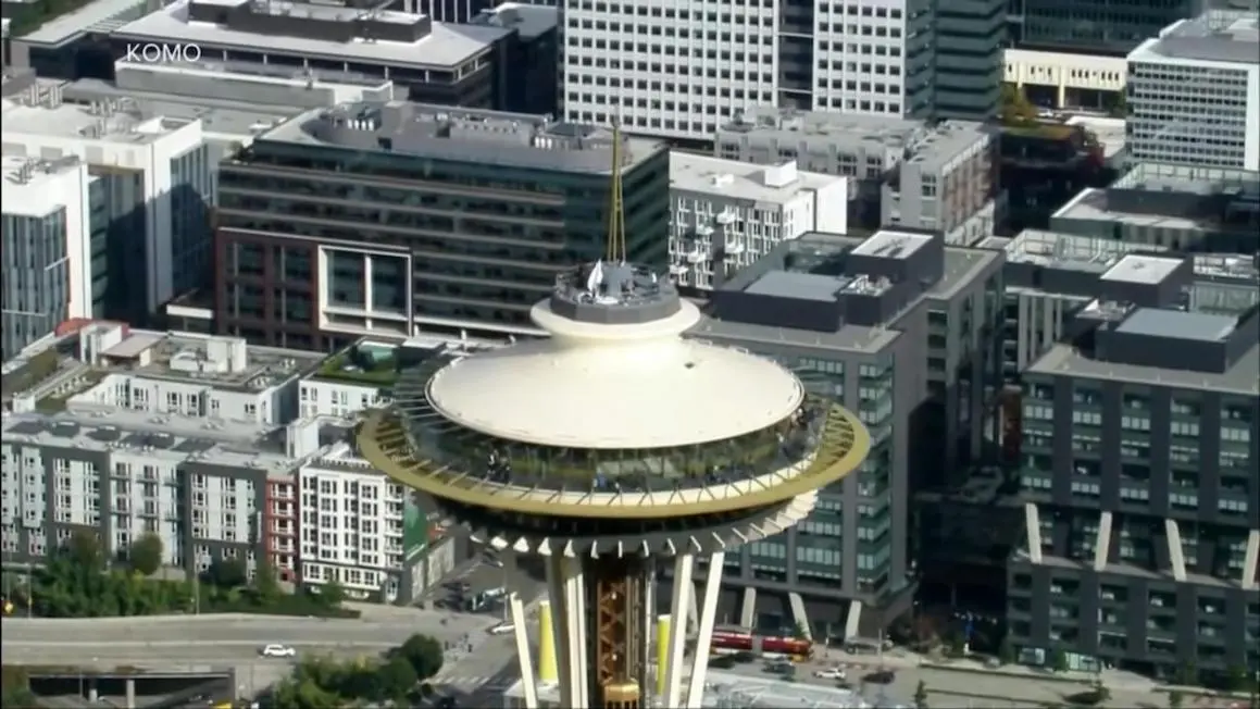 Hai người đàn ông bị buộc tội xâm phạm khi trèo và nhảy khỏi Space Needle ở Seattle