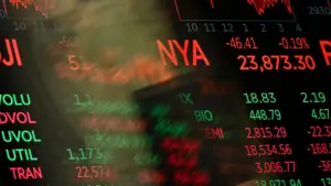 Chỉ số Nasdaq 100 trượt dốc vào vùng điều chỉnh khi cổ phiếu chip và bộ nhớ toàn cầu bán tháo