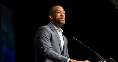 Cựu Phó thống đốc Mandela Barnes rút khỏi cuộc đua Thống đốc Wisconsin