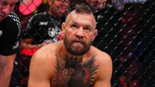 Joe Rogan chỉ trích cú đá ‘điên rồ’ của Conor McGregor dẫn đến chấn thương
