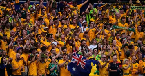 Cổ động viên vỡ òa khi Hany ghi bàn phản lưới, Australia gỡ hòa ở Dallas