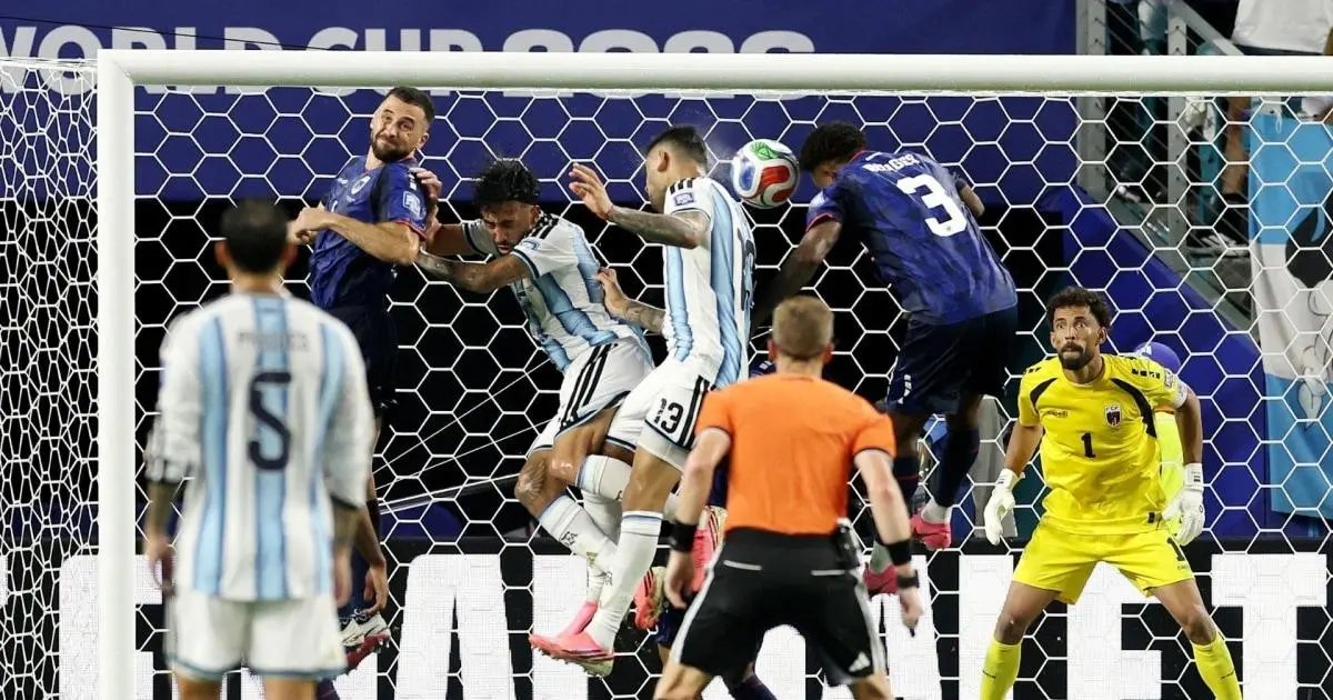 Bàn phản lưới nhà giúp Argentina dẫn trước 3-2 trước Cabo Verde