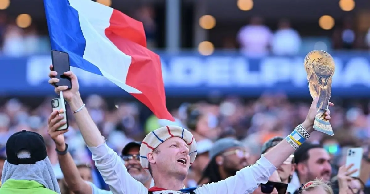 Cổ động viên Pháp đổ bộ Philadelphia, ăn mừng bàn thắng của Mbappé