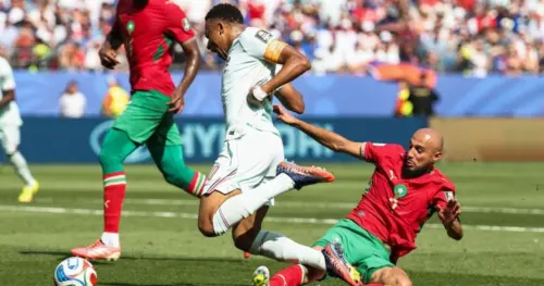 Kylian Mbappé trượt phạt đền, Yassine Bounou lại là người hùng của Maroc