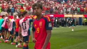 Lamine Yamal không ăn mừng, tỏ vẻ đăm chiêu sau khi Tây Ban Nha vào bán kết