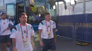 Bài hát “Ai không nhảy là người Anh”: Cổ động viên Argentina ăn mừng khi đến sân với mục tiêu vào bán kết
