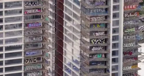 Dọn dẹp bắt đầu tại ‘Tháp Graffiti’ ở Trung tâm Los Angeles