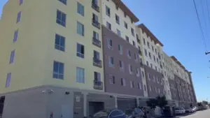 Cư dân cao niên tại Oakland kiện chủ đầu tư vì điều kiện sống tồi tệ, lạm dụng người già