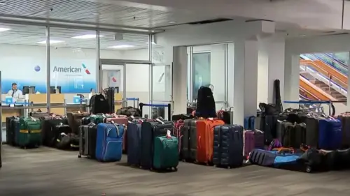 Hành lý ùn ứ tại Sân bay Quốc tế Philadelphia sau sự cố kỹ thuật của American Airlines