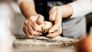 Các nhà khoa học Anh tìm cách làm bánh ngọt và xúc xích cuộn lành mạnh hơn