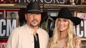 Vợ ca sĩ nhạc đồng quê Jason Aldean khoe phong cách thời trang trên đảo Bahamas