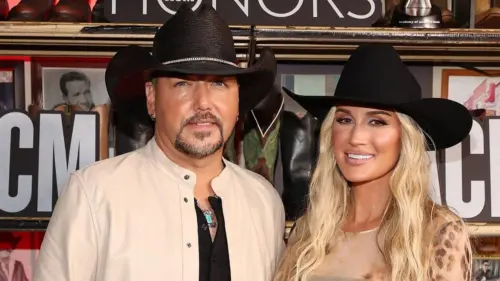 Vợ ca sĩ nhạc đồng quê Jason Aldean khoe phong cách thời trang trên đảo Bahamas