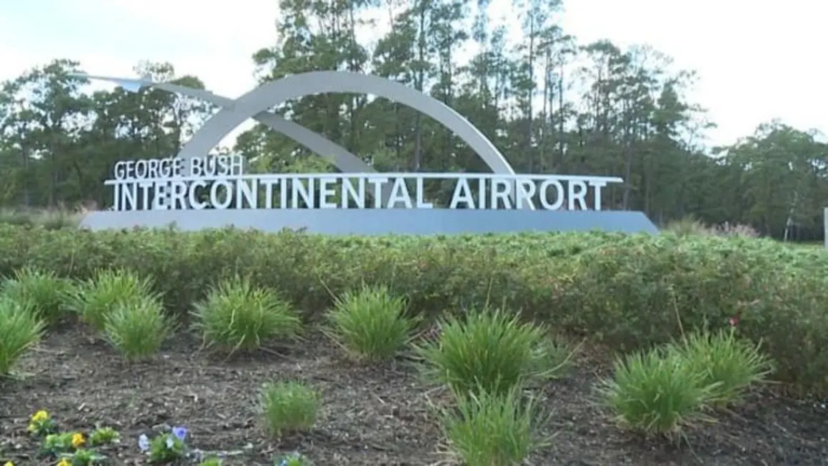 Bão tố buộc dừng chuyến bay tại phi trường Bush Intercontinental