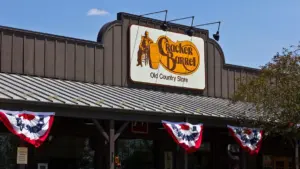 Giám đốc điều hành Cracker Barrel từ chức sau nỗ lực tái thương hiệu thất bại