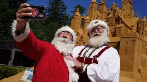 Giáng Sinh Trở Lại Vào Tháng Bảy: Hàng Trăm Ông Già Noel Tuần Hành Giữa Nắng Hè