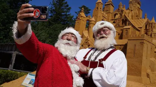 Giáng Sinh Trở Lại Vào Tháng Bảy: Hàng Trăm Ông Già Noel Tuần Hành Giữa Nắng Hè