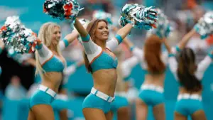 Nữ cổ động viên Miami Dolphins ra quân mạnh mẽ, cạnh tranh cùng Dallas Cowboys