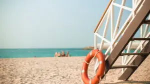 100 lượt cứu nạn ở Newport Beach giữa sóng lớn