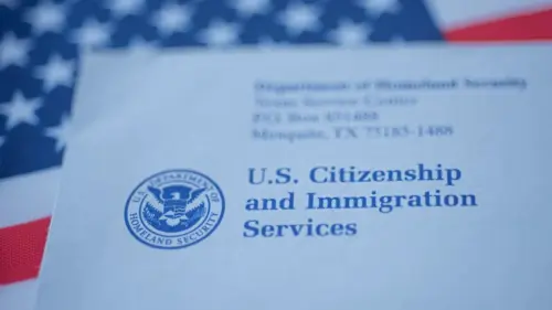 Bộ Nội An cáo buộc chuyến đi nước ngoài không phép, chấm dứt quy chế DACA của bà mẹ Texas
